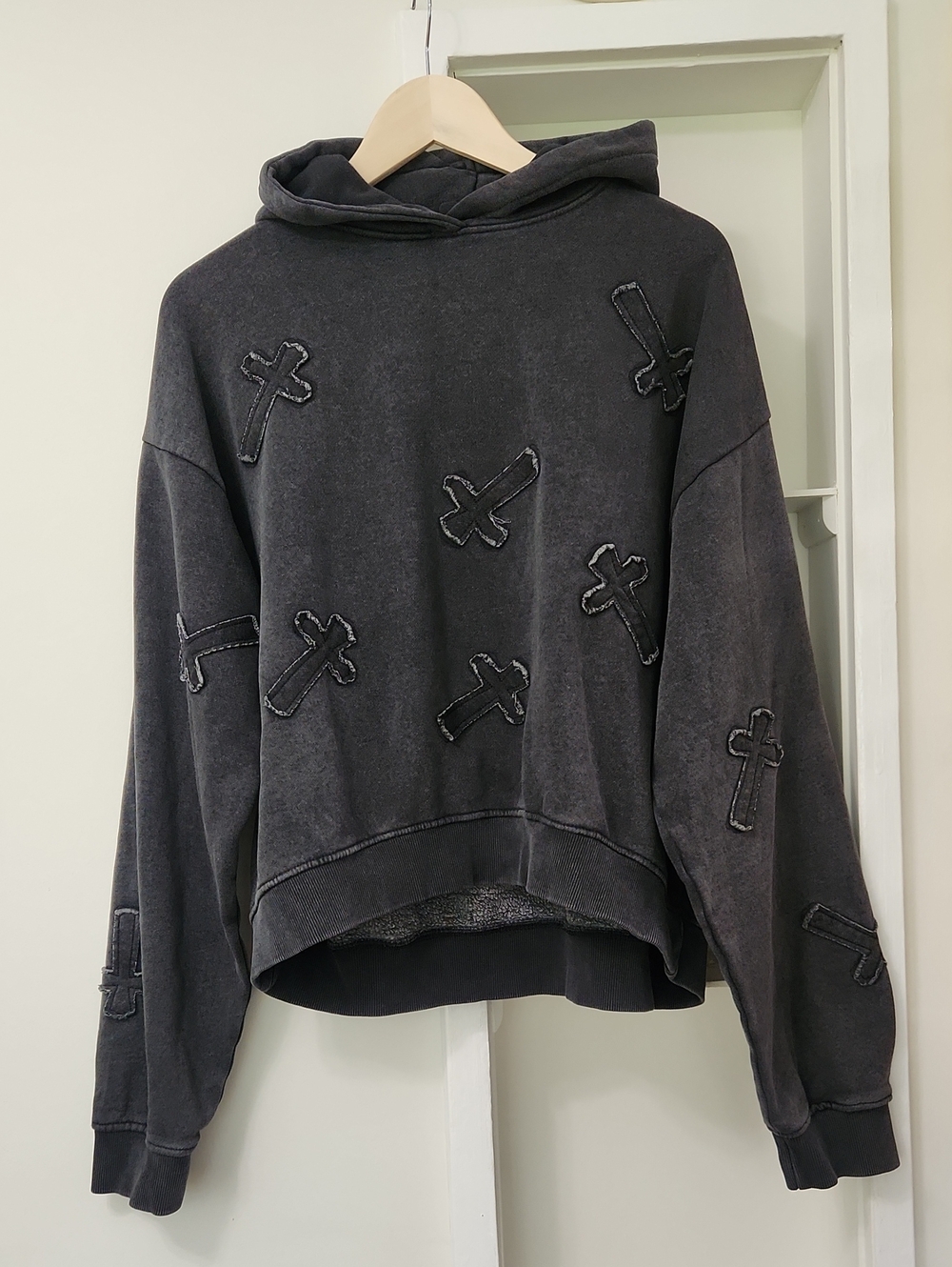 Daisy Street Black Cross Patch Cropped Hoodie Pullover Size XS OVERSIZED - Picture 5 of 15